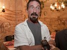 John McAfee (vlevo) vedle svého guatemalského obhájce Telesfora Guerry dává