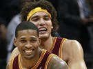 Anderson Varejao objímá Alonza Gee, slaví  výhru Clevelandu Cavaliers