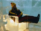 Ledový hotel v Jukkasjärvi ve švédském Laponsku, relaxace v křesílku