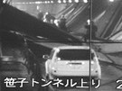Záběry z bezpečnostních kamer uvnitř tunelu ukazují uvázlá auta a záchranáře,...