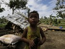 Tajfun Bopha zniil desítky dom a celé vesnice pohbil pod bahnem.