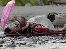 Thotnou Filipínku s malým díttem se podailo ped velkou vodou zachránit. 