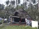Tajfun Bopha zniil stovky dom a celé vesnice zaplavil bahnem.