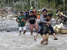 Filipínci se snaí dostat ze zaplavené vesnice Andap.