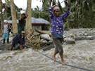Filipínci se snaí dostat ze zaplavené vesnice Andap.