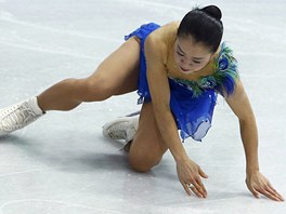 RYCHLE VSTÁT. Akiko Suzukiová z Japonska se odlepuje od ledu po pádu na...