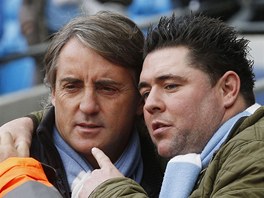 FOTKA S KOUEM. Roberto Mancini, trenér Manchesteru City, se ped sledovaným