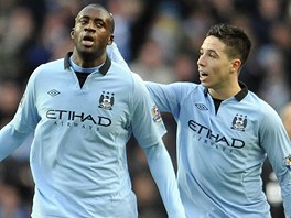 TEN JEDEN JET DÁME! Samir Nasri (vpravo) z Manchesteru City gratuluje stelci...