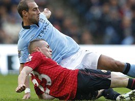 FOTBAL VLEE. Pablo Zabaleta z Manchesteru City (nahoe) i Tom Cleverley z