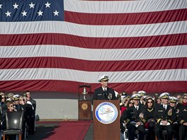 Admirál Jonathan W. Greenert pi ceremoniálu neetil slovy chvály na adresu...