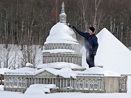 V Nmecku se sníh snesl také na miniaturu ikonického amerického Kapitolu....