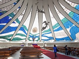 Svtlo a spousta kivek, tak pojal Niemeyer Metropolitní katedrálu v Brasílii...