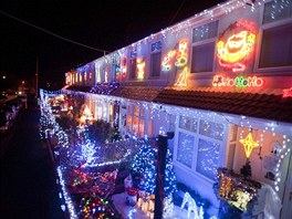 V ulici blikají tisíce světel. Vánoční zdobení se zde pořádá již mnoho let. 