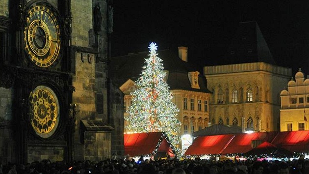 Vánoní strom na Staromstském námstí v Praze slavnostn rozsvítil primátor