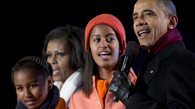 Barack Obama s celopu rodinou pi rozsvcen americkho nrodnho vnonho stromu va Washingtonu (6. prosince 2012)