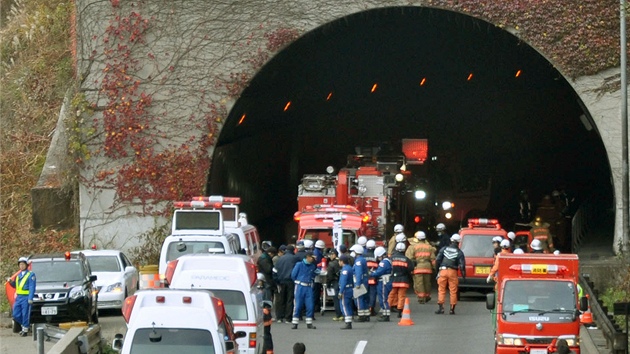 K tunelu se sjeli hasiči, záchranka i policie. Poté, co v tunelu vypukl požár, je však stále těžší dostat situaci pod kontrolu.