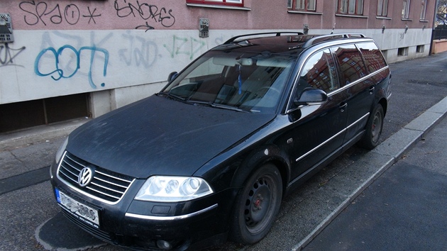 Volkswagen Passat,  jeho idi se v Praze pokusil ujet policejn hldce.