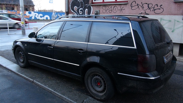 Volkswagen Passat,  jeho idi se v Praze pokusil ujet policejn hldce.