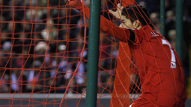 CHYB M. Luis Surez z Liverpoolu promarnil glovku v zpase se Southamptonem a v sti skonil jen on sm.