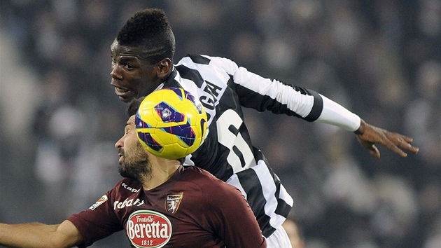 JE V݊. Paul Pogba, fotbalista Juventusu (nahoe), pehlavikoval Maria Alberta Santanu z tmu mstskho rivala FC Turn. 