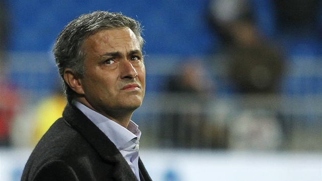 STAROSTI? Jos Mourinho se ped mstskm derby s Atltikem Madrid rozhl po domovskm Santiago Bernabeu. 