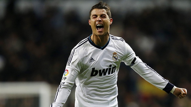 KANONROVA EXTZE. Cristiano Ronaldo slav svou trefu z pmho kopu, kter otevela skre madridskho derby.