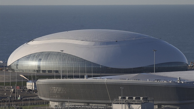 NA BEHU ERNHO MOE. Zde, v hale Bolshoy Ice Dome, se bude hrt v roce 2014 olympijsk turnaj v hokeji.