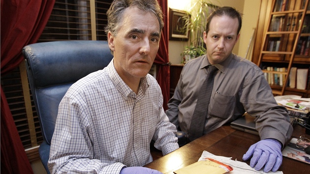 erif Tom Dart (vlevo) a detektiv Jason Moran s Gacyho krv (30. listopadu 2012)