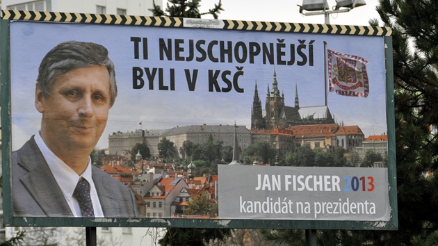V pra�sk� V�de�sk� ulici se objevil billboard s portr�tem prezidentsk�ho kandid�ta Jana Fischera, kter� poukazuje na jeho n�kdej�� �lenstv� v Komunistick� stran� �eskoslovenska. Billboardy jsou i na dal��ch m�stech �eska.