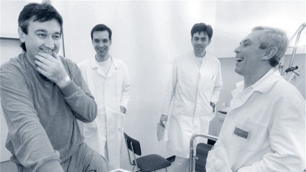 Josef Moravec (vlevo) byl u ns prvnm pacientem s transplantovanmi plcemi. Na fotce s lkai Pavlem Pafkem (vpravo), Robertem Lischkem (druh zleva) a Jaromrem Kabtem (22. prosince 1997).