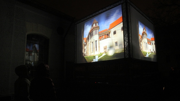 Audiovizuln show vnovanou eskm pamtkm na seznamu UNESCO pod nzvem Rozsvime je! shldli lid na ndvo pivovaru v eskm Krumlov. Krom videokostky byl jej soust i videomapping promtan na stnu historick budovy.