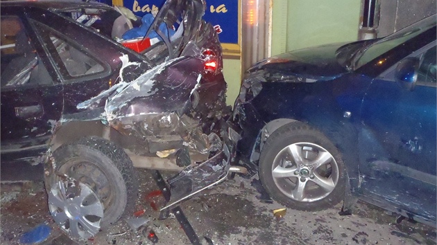 Nehoda na ulici 28. jna v Ostrav, kterou zpsobil opil osmnctilet idi. (1. prosince 2012)