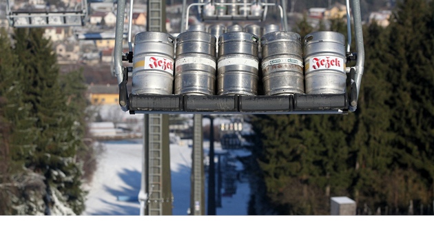 Prvnmi pasary nov lanovky v Lukch nad Jihlavou byly sudy piva. Provozovatel lyaskho arelu s pomoc jejich zte lanovku po instalaci otestovali.