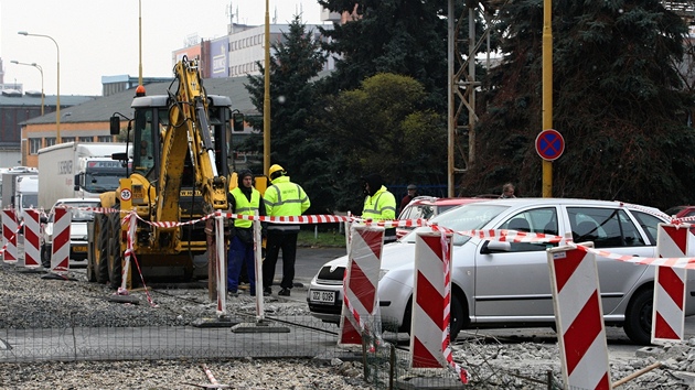 Osobn vz zaparkovan na kolejch brn vjezd do kovrny Viva. 