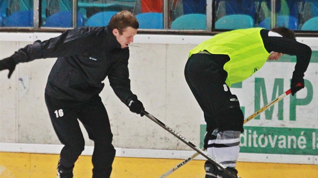 Fotbalist Hradce Krlov uzaveli podzimn st sezony tradinm hokejovm zpasem.
