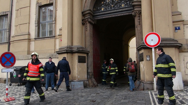 Por v budov praskho Klementina (4. prosince 2012).