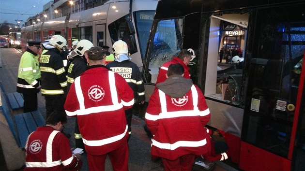 V pražských Košířích se v zastávce Kavalírka srazily tramvaje (5. prosince 2012).