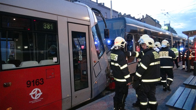 V pražských Košířích se v zastávce Kavalírka srazily tramvaje (5. prosince 2012).