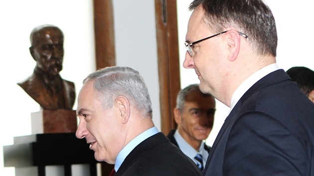 Izaelsk premir Benjamin Netanjahu pijel do Prahy podkovat za to, e esk republika jako jedin zem EU hlasovala proti pijet Palestiny za nelensk pozorovatelsk stt OSN.