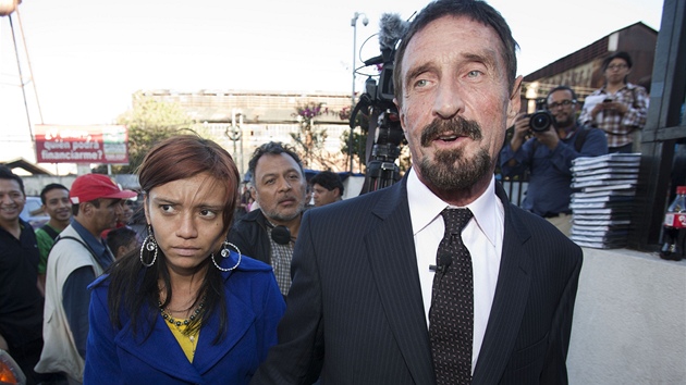 John McAfee v doprovodu přítelkyně Sam po opuštění Nejvyššího soudu v hlavním městě Guatemale 4. prosince 2012.