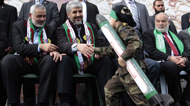 f Hamasu Chlid Mial se na oslav 25. vro zaloen hnut zdrav s palestinskm chlapcem ve vojenskm mundru.