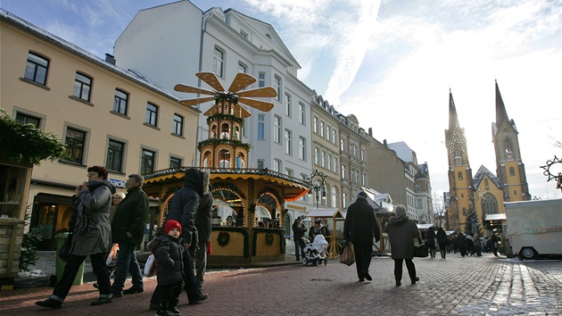 Weihnachtsmarkt - vnon trhy v Bavorskm Hofu. Jednou z atrakc je i velk devn otiv betlm s prodejnou svaenho vna, pune a grogu.