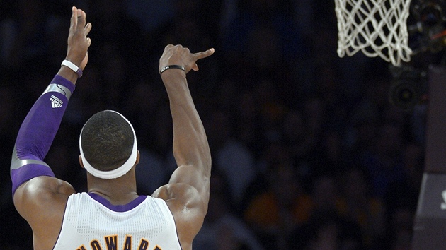 Dwight Howard z LA Lakers pi trestnm hodu.