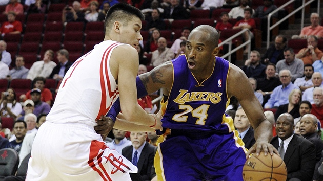 Kobe Bryant (vpravo) z LA Lakers obchz Jeremyho Lina z Houstonu.