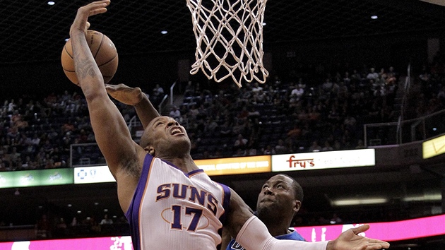 Elton Brand (v modrm dresu Dallasu) blokuje pokus P. J. Tuckera z Phoenixu.