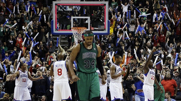 Paul Pierce z Bostonu je zklaman, v pozad se raduj hri Philadelphie.