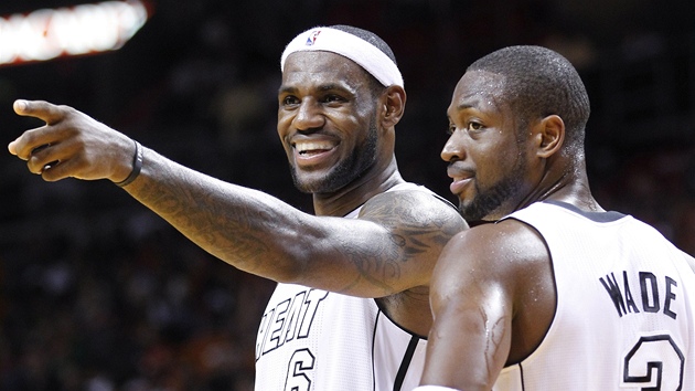 CHA CH. LeBron James (vlevo) a Dwyane Wade z Miami Heat maj dvod slavit.