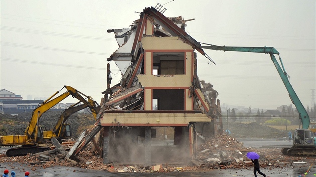 Dům uprostřed čínské dálnice, jehož majitelé se odmítali vystěhovat, byl nakonec zbourán. 