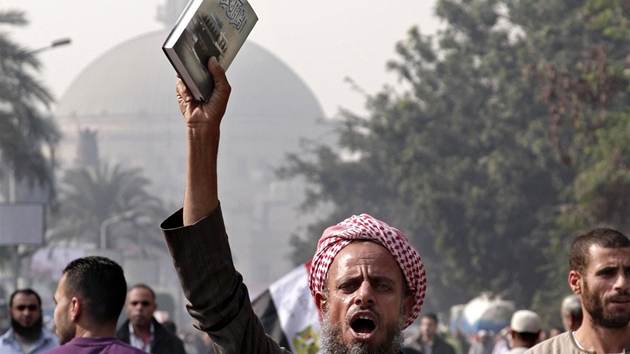 Mnoho demonstrant drelo v rukou svatou knihu islmu, korn. 