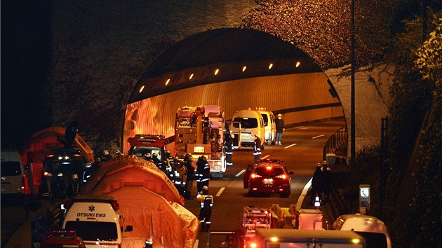 Tunel se zřítil z dosud neznámých důvodů. Záchranářům trvalo až tři hodiny, než se na místo neštěstí dostali. 